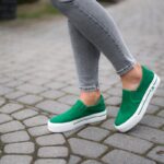 nogi-kobiety-zielone-trampki-i-jeansy