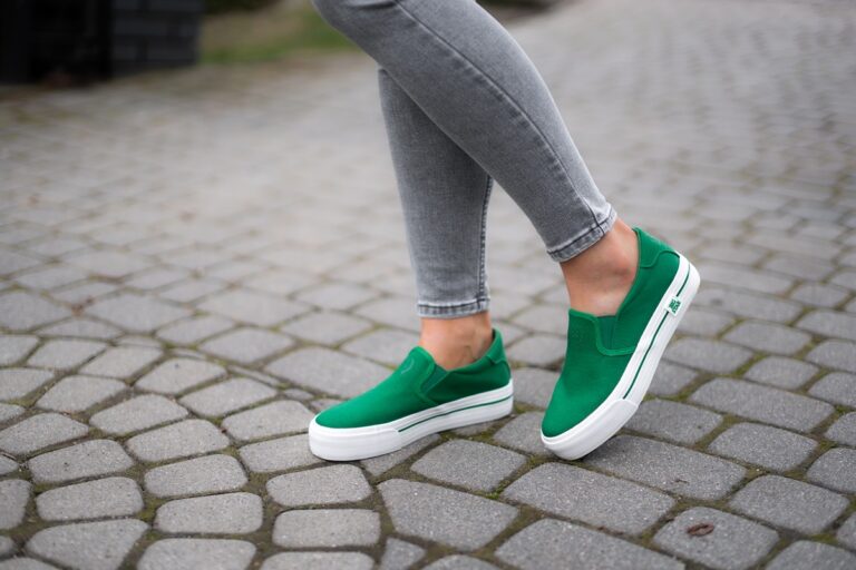 nogi-kobiety-zielone-trampki-i-jeansy